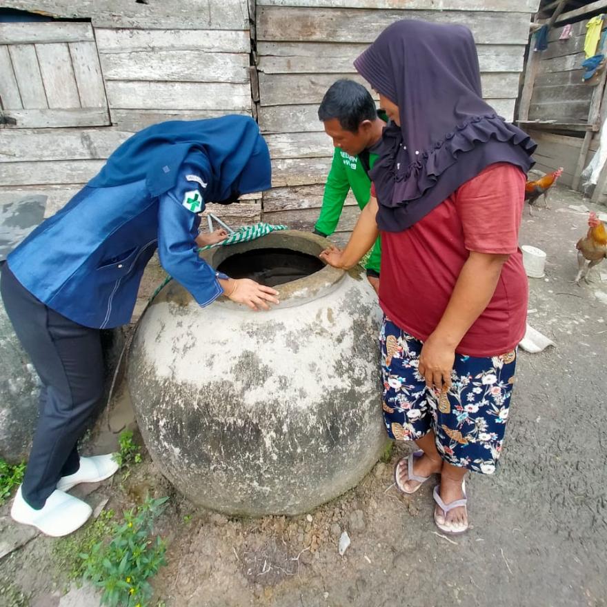 Pengecekan Tampungan Air Masyarakat Desa Sidang Bandar Anom Bersama Puskesmas Panggung Jaya